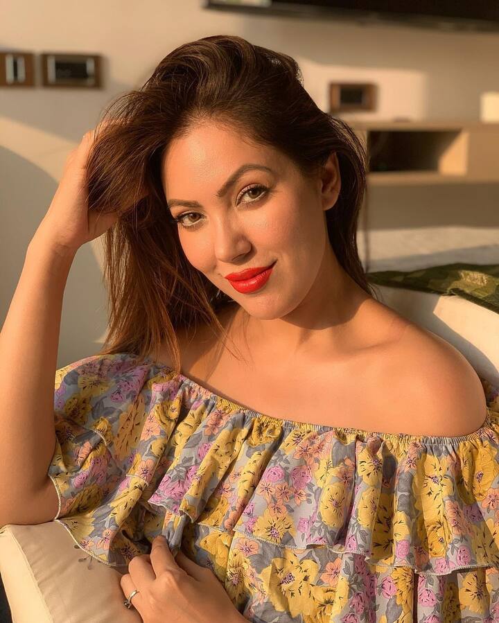 मुनमुन ने लाइट मेकअप के साथ रेड लिपस्टिक कैरी की है, जो उनके लुक में चार-चांद लगा रही है.