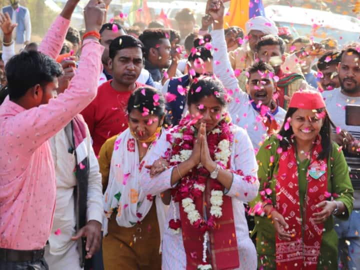 UP Election 2022: भारी कर्ज में डूबी हैं सिराथू से सपा उम्मीदवार Pallavi Patel, जानिए कितनी प्रॉपर्टी है और अकाउंट में कितना कैश है Uttar Pradesh Assembly Election 2022 Pallavi Patel assets Samajwadi Party Kaushambi Sirathu Candidate UP Election 2022: भारी कर्ज में डूबी हैं सिराथू से सपा उम्मीदवार Pallavi Patel, जानिए कितनी प्रॉपर्टी है और अकाउंट में कितना कैश है