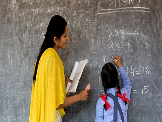 प्राइमरी स्कूल के टीचर बनना चाहते हैं तो यहां एक क्लिक पर मिलेगी सारी जानकारी, सैलरी से लेकर योग्यता तक