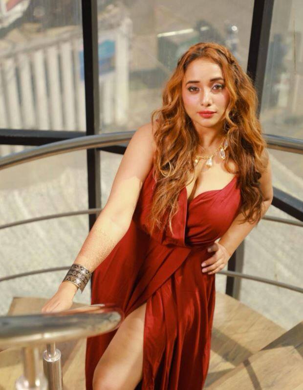 ਭੋਜਪੁਰੀ ਸੈਨਸੇਸ਼ਨ ਰਾਣੀ ਚੈਟਰਜੀ ਸੁਰਖੀਆਂ 'ਚ ਬਣੀ ਰਹਿੰਦੀ ਹੈ। ਅਭਿਨੇਤਰੀ ਨੇ ਆਪਣੇ ਤਾਜ਼ਾ ਫੋਟੋਸ਼ੂਟ ਨੂੰ ਸ਼ੇਅਰ ਕਰਕੇ ਇੰਟਰਨੈੱਟ ਦਾ ਪਾਰਾ ਵਧਾ ਦਿੱਤਾ ਹੈ। ਰਾਣੀ ਚੈਟਰਜੀ ਨੇ ਹਾਈ ਥਾਈ ਸਲਿਟ ਗਾਊਨ 'ਚ ਤਸਵੀਰਾਂ ਸ਼ੇਅਰ ਕਰਕੇ ਸਨਸਨੀ ਮਚਾ ਦਿੱਤੀ ਹੈ।