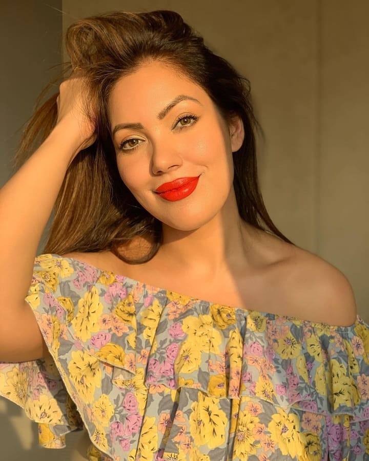 मुनमुन अलग-अलग अंदाज में कैमरा के लिए पोज कर रही हैं. मुनमुन का यह स्टाइल फैंस को खूब इंप्रेस कर रहा है.