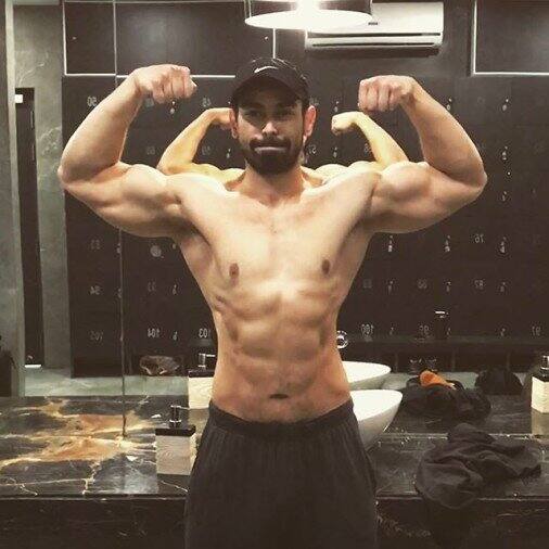 अखिलेश यादव के उलट प्रतीक यादव को बॉडी बिल्डिंग का शौक है. प्रतीक यादव खुद का अपना जिम भी चलाते हैं.