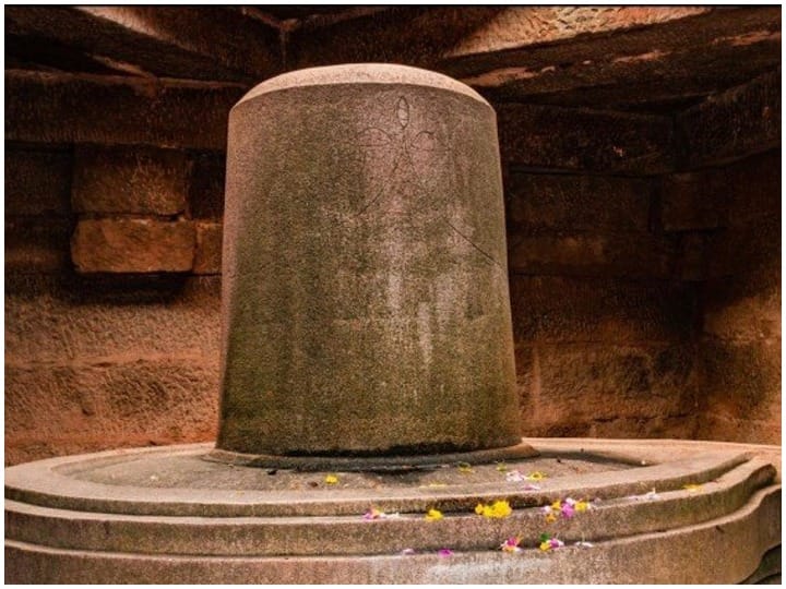 Mandsaur two and a half ton shivling installed by a Muslim in Pashupatinath Mahadev Temple ANN Mandsaur: मंदसौर में अनुभवी इंजीनियर्स हो गए थे फेल, अब मुस्लिम मिस्त्री ने स्थापित करवाया ढाई टन का शिवलिंग