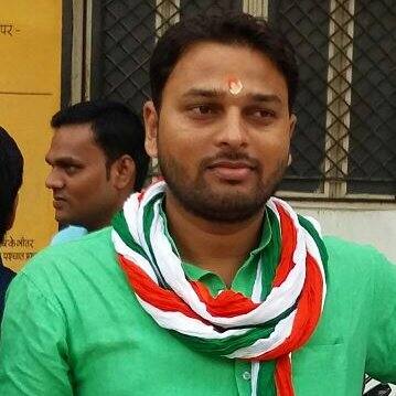 मऊ के घोसी से विधायक विजय कुमार राजभर भी बेघर हैं. उनके और उनकी पत्नी, किसी के पास भी कोई जमीन या मकान नहीं है.