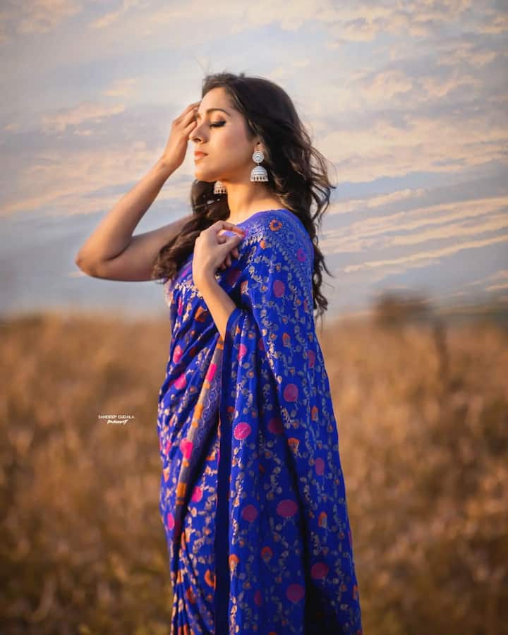 సోషల్ మీడియాలో రష్మీ చాలా యాక్టివ్ గా ఉండే రష్మి లేటెస్ట్ గా నీలిరంగు చీరలో ఉన్న ఫొటోస్ షేర్ చేసింది