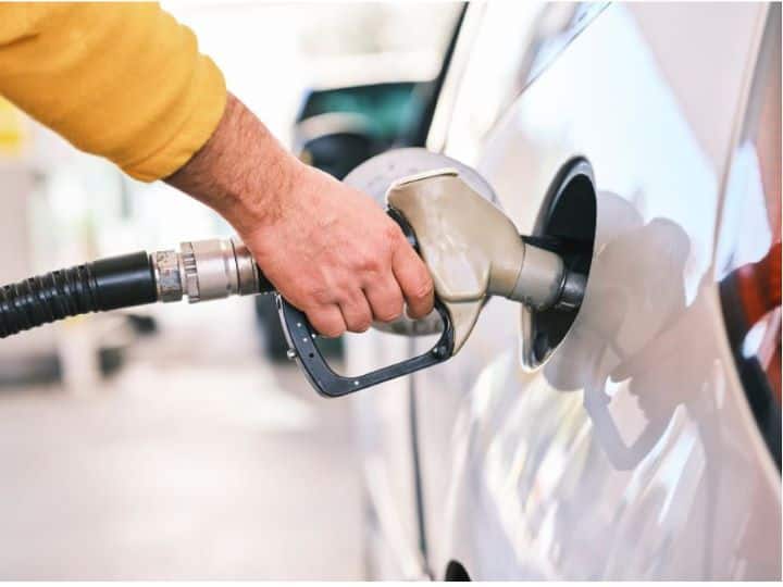 Petrol Diesel Price Today 1 March 2022 know rates fuel price in your city Telangana Andhra Pradesh Amaravati Hyderabad Petrol-Diesel Price, 1 March: క్రూడాయిల్ ధరలు మరింత పైకి, కానీ తగ్గిన పెట్రోల్, డీజిల్ ధరలు - ఇక్కడ మాత్రం పెరుగుదల