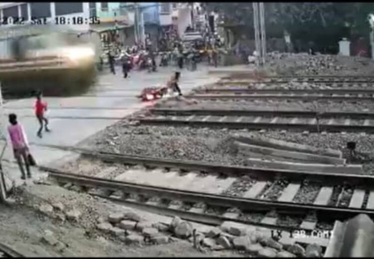 A bike gets crushed under a train in Prayagraj UP as the driver decides to violate rules in a viral video watch video: ஜஸ்ட் மிஸ்... சிக்கிருந்தா சின்னாபின்னம்தான்...! - மின்னல் வேக ரயிலில் எஸ்கேப்பான லக்கிமேன்.. பதைபதைக்கும் வீடியோ
