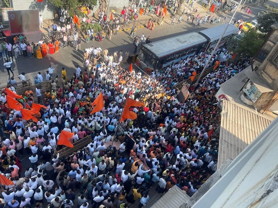 Shivsena Bhavan : परिषदेदरम्यान शिवसेना भवनाबाहेर शिवसैनिकांची मोठी गर्दी
