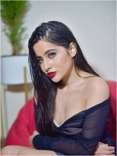 Urfi Javed Photos: भीगे बिखरे बालों में अपनी निगाहों से ही घायल कर रही हैं उर्फी जावेद, कातिलना अदाएं देख फैंस ने कहा- फायर