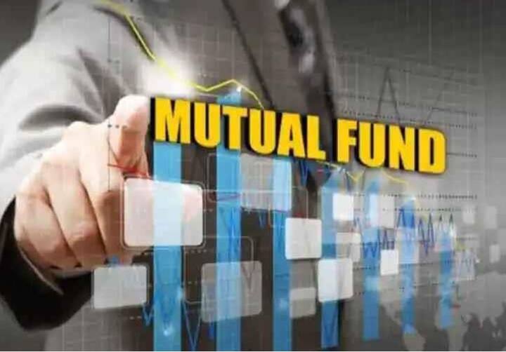 SIP Investment Tips: এক বিকল্পে সব বিনিয়োগ করবেন না বিনিয়োগ করার সময় সব লগ্নি এক জায়গায় রাখবেন না। পরিবর্তে আপনার অনেকগুলি বিকল্প (মিউচুয়াল ফান্ড বিকল্প) বেছে নেওয়া উচিত। এরফলে বিনিয়োগের ঝুঁকি কমবে। তবে বহু তহবিলে বিনিয়োগ করলে আদতে লাভের লাভ কিছুই হবে না। উল্টে আপনার রিটার্ন কমবে।