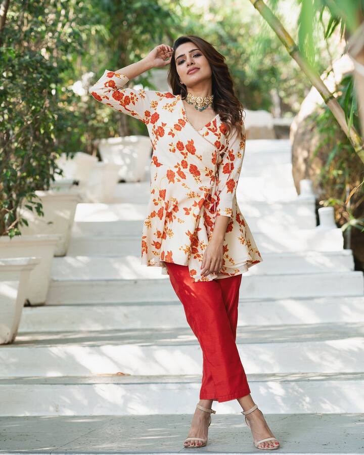 अगर आप भी उन लोगों में से हैं जिन्हें इंडियन आउटफिट्स को वेस्टर्न टच के साथ स्टाइल करना पसंद है तो सामंथा के स्टाइलिंग टिप्स आपके काफी काम आ सकते हैं.