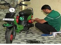 Aurangabad Latest News : औरंगाबादच्या ‘रँचो’ची भन्नाट आयडिया; एकच बाईक पेट्रोल अन् बॅटरीवर चालणार, खर्च फक्त 17 हजार