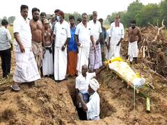 கொள்ளிடம் : இறந்தவரின் உடலை நடுரோட்டில் புதைக்கும் அவலம்.. என்ன நடக்கிறது?