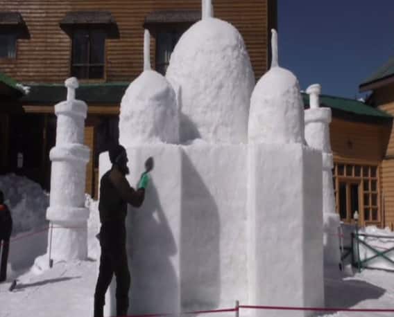 J&K: गुलमर्ग की खूबसूरत वादियों में बर्फ से बना Taj Mahal पर्यटकों को कर रहा मंत्रमुग्ध, देखें मन मोह लेने वाली तस्वीरें