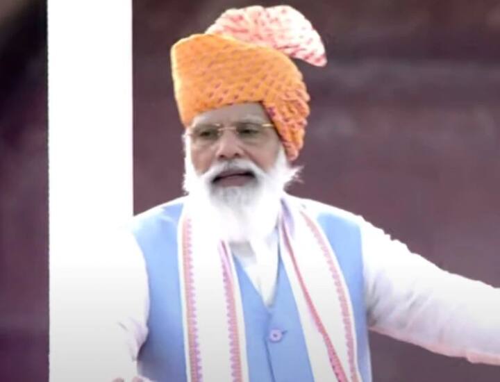 गुजरात विश्वविद्यालय द्वारा उपल्बध जानकारी के अनुसार पीएम मोदी को एमए फर्स्ट ईयर में 400 में से 237 मार्क्स मिले थे. वहीं सेकंड ईयर में उन्हें 400 में से 262 मार्क्स मिले थे. दोनों ईयर के मार्क्स मिलाकर पीएम मोदी को 800 में से कुल 499 अंक हासिल हुए थे.