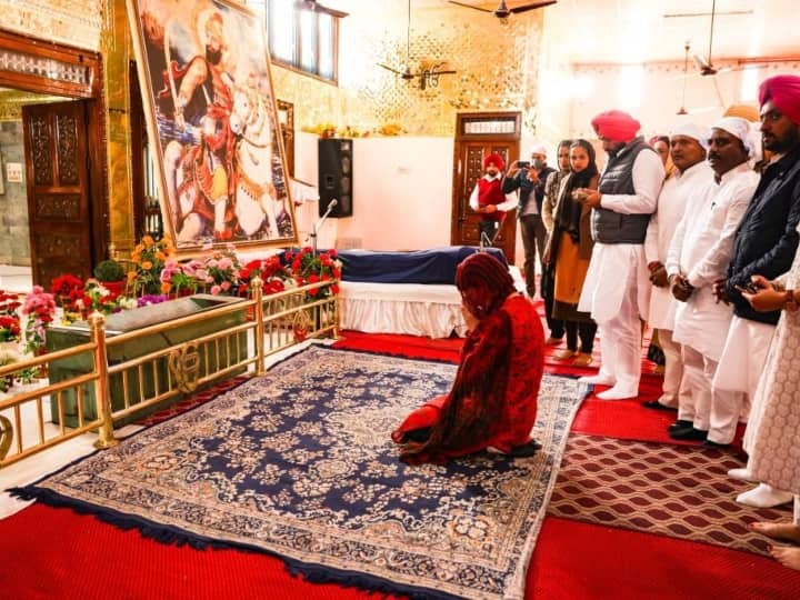 रोड शो से पहले प्रियंका गांधी (Priyanka Gandhi) ने श्री टिब्बी साहिब गुरुद्वारा में मत्था टेका. रोड शो के बाद प्रियंका गांधी ने जनसभा को संबोधित किया. पंजाब में 20 फरवरी को सभी 117 सीटों पर वोट डाले जाएंगे.