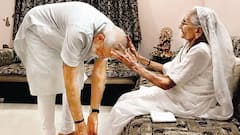 PM Modi Unseen Pics: मां के साथ PM Modi की ये तस्वीरें कर देंगी इमोशनल, व्यस्त रहने के बावजूद मिलने जरूर पहुंचते हैं, देखें