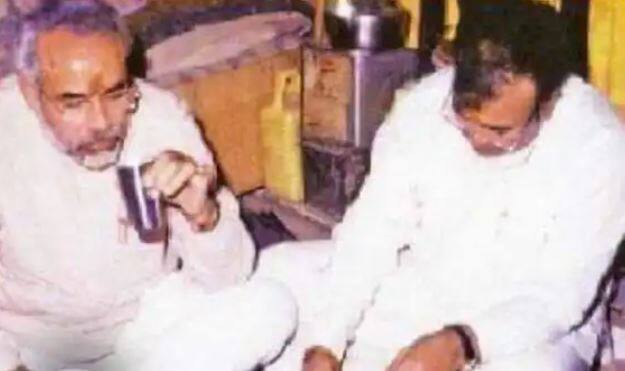 ਇਸ ਤਸਵੀਰ ਵਿੱਚ ਪੀਐਮ ਮੋਦੀ ਖਾਣਾ ਲੈਂਦੇ ਨਜ਼ਰ ਆ ਰਹੇ ਹਨ।