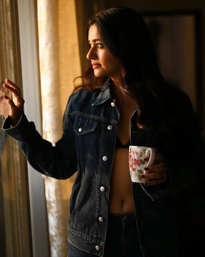 நீயும் நானும் ஒருப்போர்வைக்குள்ளே சிலு மேகம் போலே மிதக்கிறேன்