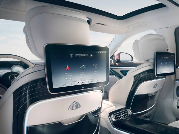 2022 Mercedes Maybach S-Class Photos: 2022 मर्सिडीज मेबैक एस क्लास भारत में 3 मार्च को दस्तक देगी. कार में पांच डिस्प्ले दी जाएंगी. इसमें एक 12 इंच का डिस्प्ले डैशबोर्ड के बीच में होगी. इसमें 12.3 इंच का 3-डी डिस्प्ले भी दिया जाएगा.