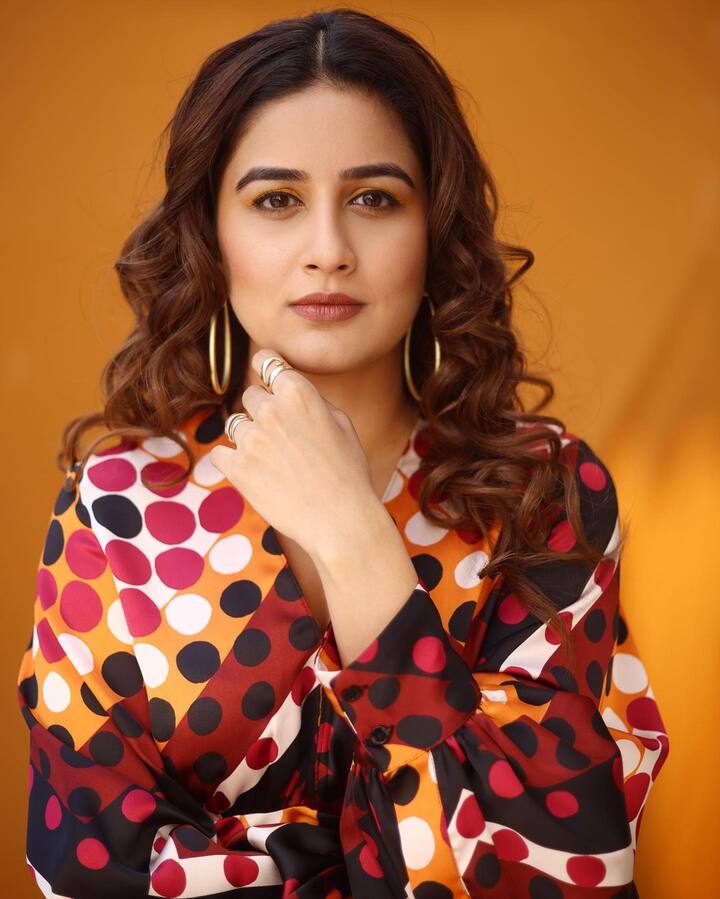 वैदेहीचा हा सिम्पल आणि सुंदर लूक चाहत्यांच्या खास पसंतीस पडलाय, चाहत्यांनी लाईक्स आणि कमेंट्सचा वर्षाव केलाय.   (photo:parashuramivaidehi/ig)