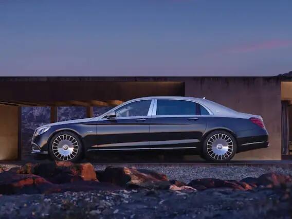 Mercedes Maybach S-Class ही कार दोन इंजिनासह येते. यामध्ये एक व्ही8 आणि दुसरा व्ही 12 इंजिन आहे. व्ही 12 मध्ये ऑल व्हील ड्राइव्हचा पर्याय आहे.