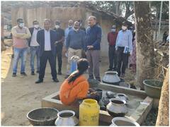 Surajpur: अपर मुख्य सचिव ने सूरजपुर का किया दौरा, ग्रामीणों से पूछा- पीने का पानी घर तक पहुंच रहा है या नहीं?
