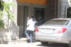 Kareena Kapoor with Taimur: पापा Randhir Kapoor के बर्थडे सेलिब्रेशन में बेबो का दिखा रेट्रो लुक तो स्टाइलिश अंदाज में दिखे Taimur