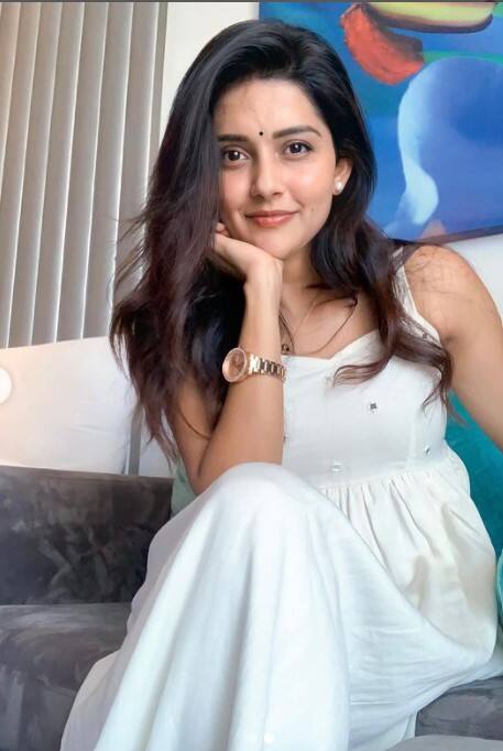வெரலுக்கு பசி எடுத்து உயிர் துடிக்க உள்ள நாக்கை வச்சு உன்ன கொஞ்சம் அது கடிக்க பசி எடுத்து அடம்பிடிக்க நீ முத்தம் ஒன்னு தாயேன் நானும் படம் பிடிக்க