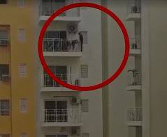 12ਵੀਂ ਮੰਜ਼ਿਲ ਦੀ ਬਾਲਕੋਨੀ ਤੋਂ ਲਟਕ ਕੇ ਕਸਰਤ ਕਰ ਰਿਹਾ ਵਿਅਕਤੀ, ਵੀਡੀਓ ਵਾਇਰਲ
