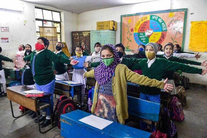 बच्चे स्कूल खुलने से तो काफी खुश थे लेकिन स्कूल जाने के लिए जो उन्हें सुबह जल्दी उठना पड़ा उससे वे नाखुश दिखे. दरअसल कोविड टाइम में बच्चे ऑनलाइन क्लास कर रहे थे और अब स्कूल जाने के लिए उन्हें सुबह उठना पड़ रहा है.