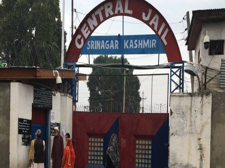 Jammu Kashmir Phones delivered to high security jail in Srinagar policeman has been suspended departmental inquiry ordered Jammu Kashmir News: श्रीनगर सेंट्रल जेल में फोन पहुंचाने के आरोप में पुलिसकर्मी निलंबित, विभागीय जांच के आदेश