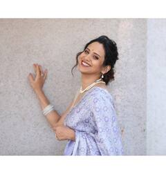 गळ्यात मोती, चेहरा हसरा; स्वानंदीवर खिळल्या सर्वांच्या नजरा!