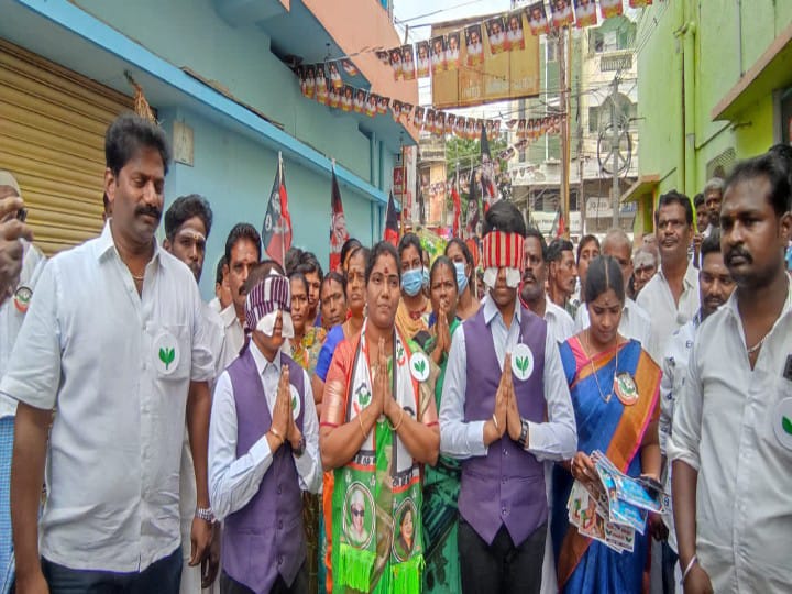 Madurai corporation election 2022 | மகன்களின் கண்களை கட்டி நூதன பரப்புரையில் ஈடுபட்ட அதிமுக வேட்பாளர்