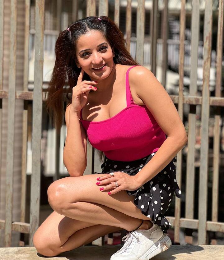 सोशल मीडिया पर मोनालिसा काफी एक्टिव रहती हैं. ऐसे में आए दिन उन्हें कुछ ना कुछ शेयर करते हुए देखा जाता है. इस बार एक्ट्रेस नें पिंक टॉप और ब्लैक शॉर्ट स्कर्ट में तस्वीरें शेयर की हैं.