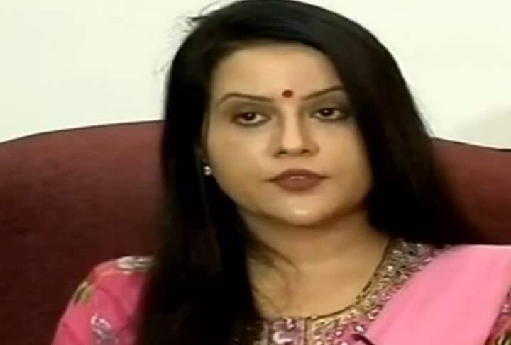 अमृता फडणवीस ने अमेरिका के पूर्व राष्ट्रपति डोनाल्ड ट्रम्प की अध्यक्षता में एक अंतरराष्ट्रीय शांति पहल नेशनल प्रेयर ब्रेकफास्ट - 2017 में भारत का प्रतिनिधित्व किया था. सितंबर 2019 में, वह प्रधान मंत्री नरेंद्र मोदी को देश का पिता कहने पर विवादों में आ गई थी.