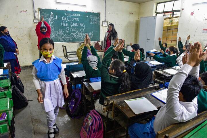 कई अभिभावक अपने बच्चों को छोड़ने के लिए स्कूल आए. दो बच्चों की मां रीना ने कहा, ‘जब कोविड-19 महामारी फैली तो मेरा बच्चा दूसरी कक्षा में था और अब वह पांचवीं कक्षा में है. कोविड से पढ़ाई पर असर पड़ा है. अच्छा है कि स्कूल फिर से खुल रहे हैं.’