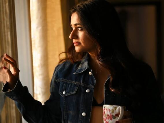 Poonam Bajwa pics: கையில் கோப்பையுடன் லைட் கிளாமரில்....சன் லைட்டில் பூனம் பஜ்வா ...! Poonam Bajwa pics: கையில் கோப்பையுடன் லைட் கிளாமரில்....சன் லைட்டில் பூனம் பஜ்வா ...!