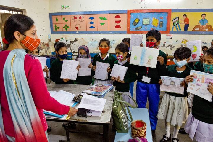 केंद्र ने अपने दिशा निर्देशों में ऑफलाइन कक्षाएं लेने के लिए अनिवार्य रूप से अभिभावक से स्वीकृति लेने के नियम को हटा दिया जबकि दिल्ली सरकार ने इसे जारी रखने का फैसला किया है. बिना अभिभावक की आज्ञा के बच्चे स्कूल नहीं आ सकते.