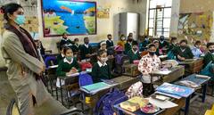 Delhi Schools: दिल्ली में सभी कक्षाओं के लिए फिर से खुले स्कूल, पहले दिन स्कूल पहुंचकर कैसे चहके बच्चे, देखें तस्वीरें