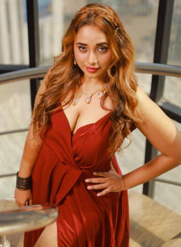 ਰਾਣੀ ਚੈਟਰਜੀ ਨੇ ਇਹ ਫੋਟੋਸ਼ੂਟ ਇੱਕ ਮੈਗਜ਼ੀਨ ਲਈ ਕਰਵਾਇਆ ਹੈ। ਡੂੰਘੇ ਲਾਲ ਰੰਗ ਦੇ ਇਸ ਸ਼ਾਨਦਾਰ ਗਾਊਨ ਨੇ ਰਾਣੀ ਚੈਟਰਜੀ ਦੀ ਖੂਬਸੂਰਤੀ ਨੂੰ ਹੋਰ ਵਧਾ ਦਿੱਤਾ ਹੈ। ਇਸ ਆਊਟਫਿਟ 'ਚ ਕਿਲਰ ਪੋਜ਼ ਦਿੰਦੀ ਰਾਣੀ ਚੈਟਰਜੀ ਦੀਆਂ ਤਸਵੀਰਾਂ ਵਾਇਰਲ ਹੋ ਰਹੀਆਂ ਹਨ।