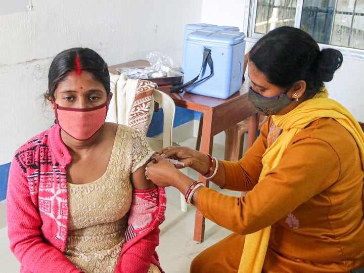 West Bengal Coronavirus Updates: 348 new cases,  recoveries with 21 death recorded in 24 hours in the state WB Corona Cases: রাজ্যে নতুন করে করোনা সংক্রমিত ৩৪৮, মৃত্যু ২১ জনের