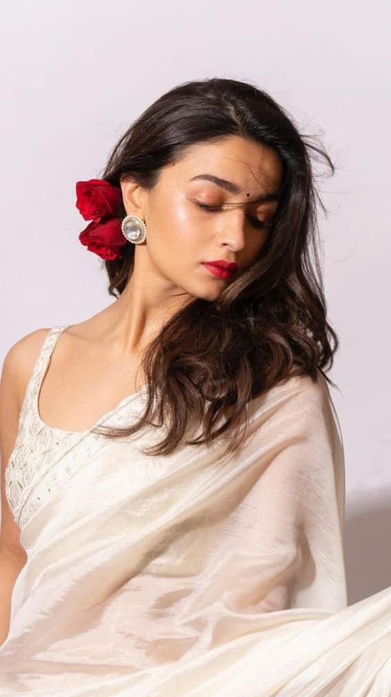 সাদা শাড়িতে মোহময়ী আলিয়া