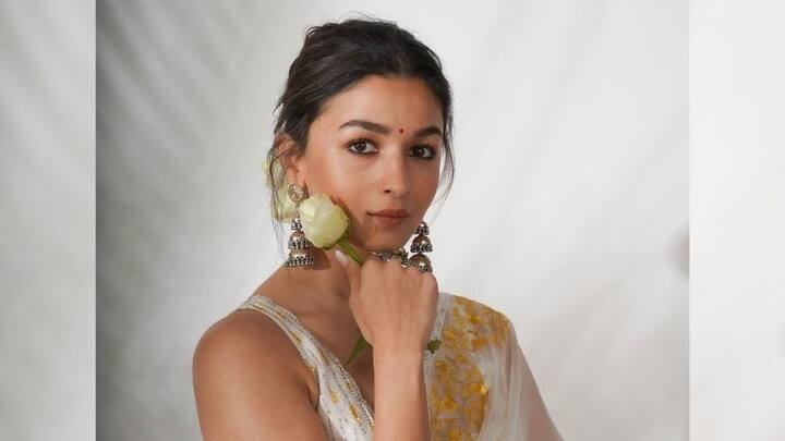 চুল হালকা আলুথালু। কিন্তু সোনালি পাড়ের সাদা শাড়িতে অনবদ্য আলিয়া।