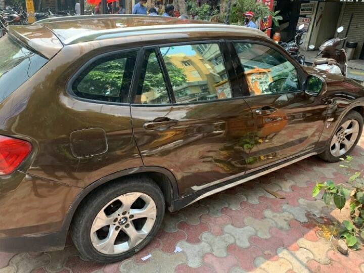 सर्विस रिकॉर्ड देखें: पुरानी कार खरीदते समय सबसे पहले उस कार का सर्विस रिकॉर्ड चेक करें. इससे आपको उस कार की सही-सही जानकारी मिलेगी कि आखिर उस कार में कब-कब और क्या-क्या काम किया गया है, उसके पार्ट्स कैसा काम कर रहे हैं और वह कितने सही या कितनी खराब स्थिति में है.
