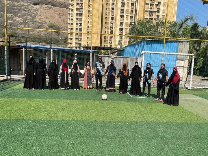 देशभर में छिड़े विवाद के बीच महाराष्ट्र के ठाणे में लड़कियों ने हिजाब पहनकर खेला फुटबॉल मैच