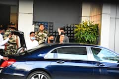 Om Shanti Om का आइकोनिक पोज़ देते हुए Deepika Padukone ने दिलाई शांति प्रिया की याद, देखें तस्वीरें