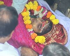 દીકરીને દુલ્હનની જેમ સજાવી, અંતિમ વિદાય આપતાં માતા-પિતાની સ્થિતિ હતી કરૂણ, જુઓ દર્દનાક તસવીરો