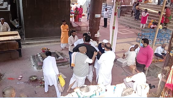 Nashik : पूजेसाठी आलेला यजमान पळवल्याने पुरोहितांमध्ये हमरातुमरी, नागरिकांची मात्र चांगलीच करमणूक Nashik : पूजेसाठी आलेला यजमान पळवल्याने पुरोहितांमध्ये हमरातुमरी, नागरिकांची मात्र चांगलीच करमणूक