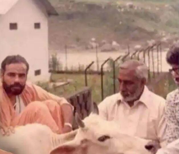 ਇਸ ਤਸਵੀਰ ਤੋਂ ਸਾਫ਼ ਪਤਾ ਲੱਗਦਾ ਹੈ ਕਿ ਪੀਐਮ ਮੋਦੀ ਨੂੰ ਗਊਆਂ ਨਾਲ ਬਹੁਤ ਪਿਆਰ ਹੈ।